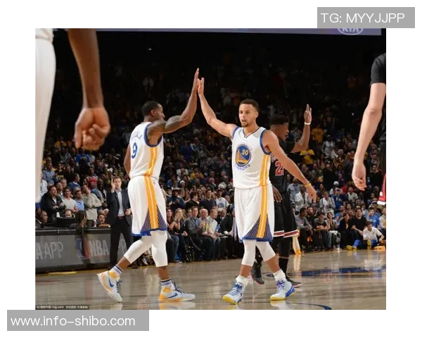 巴特勒盛赞库里：将球交给他后果然奇迹频现