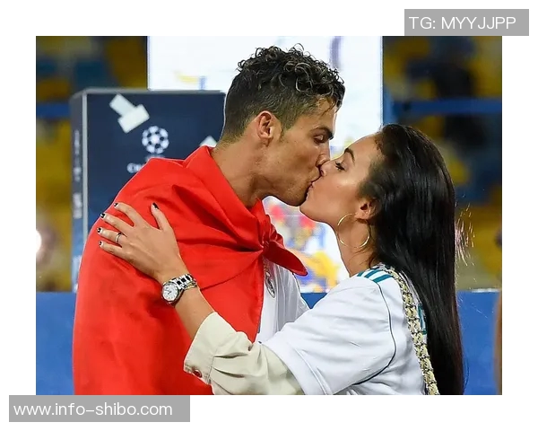 乔治娜分享与C罗及苹果CEO库克等人亲密合影引发热议